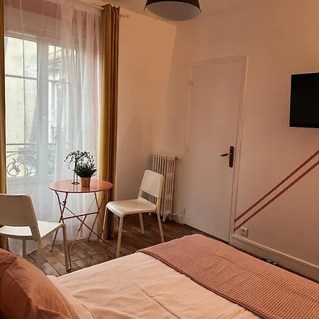 Indépendant Près De Montmartre Paris