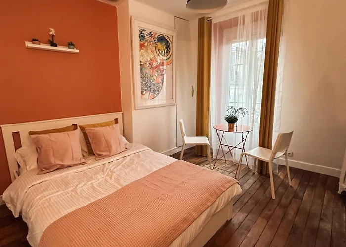 Indépendant Près De Montmartre Paris