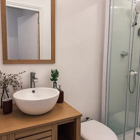 Independant Pres De Montmartre * Parijs