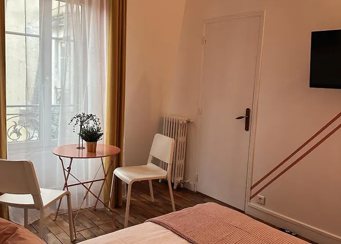 Independant Pres De Montmartre Parijs